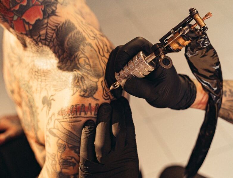 Stechen eines Tattoos